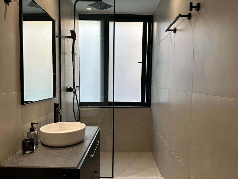 Downtown Living 3 *